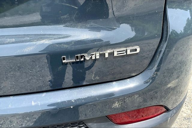 Vehicle image 10 of 33