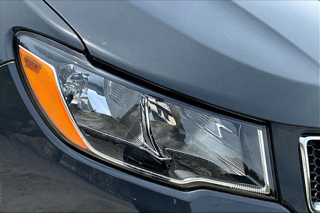 Vehicle image 28 of 33