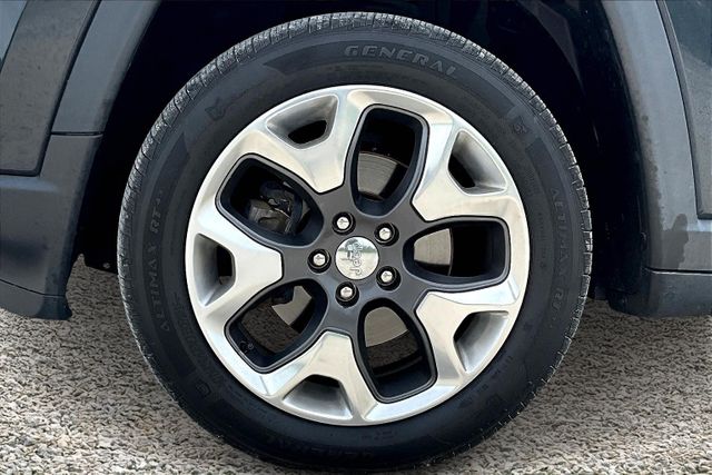 Vehicle image 11 of 33