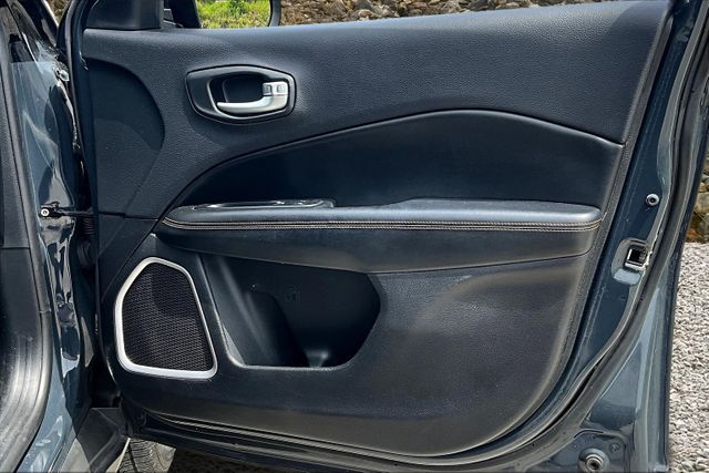 Vehicle image 23 of 33