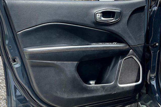 Vehicle image 22 of 33