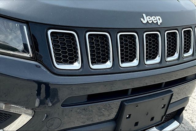 Vehicle image 27 of 33