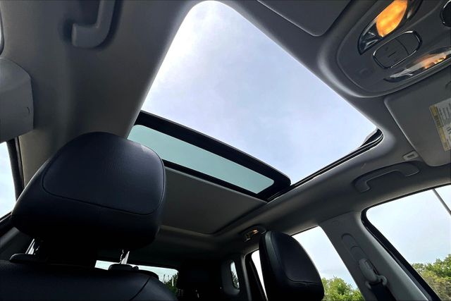 Vehicle image 21 of 33