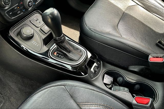 Vehicle image 14 of 33