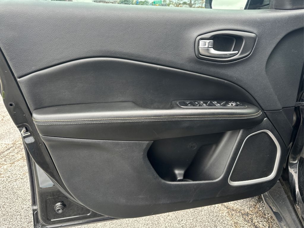 Vehicle image 18 of 22