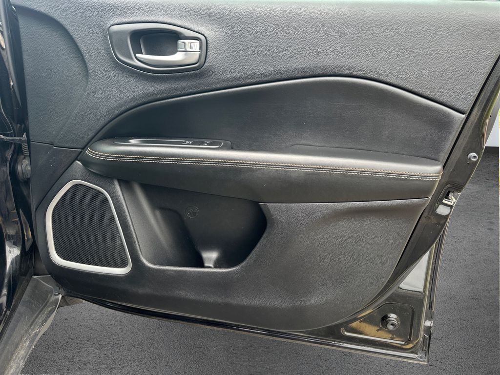 Vehicle image 19 of 22