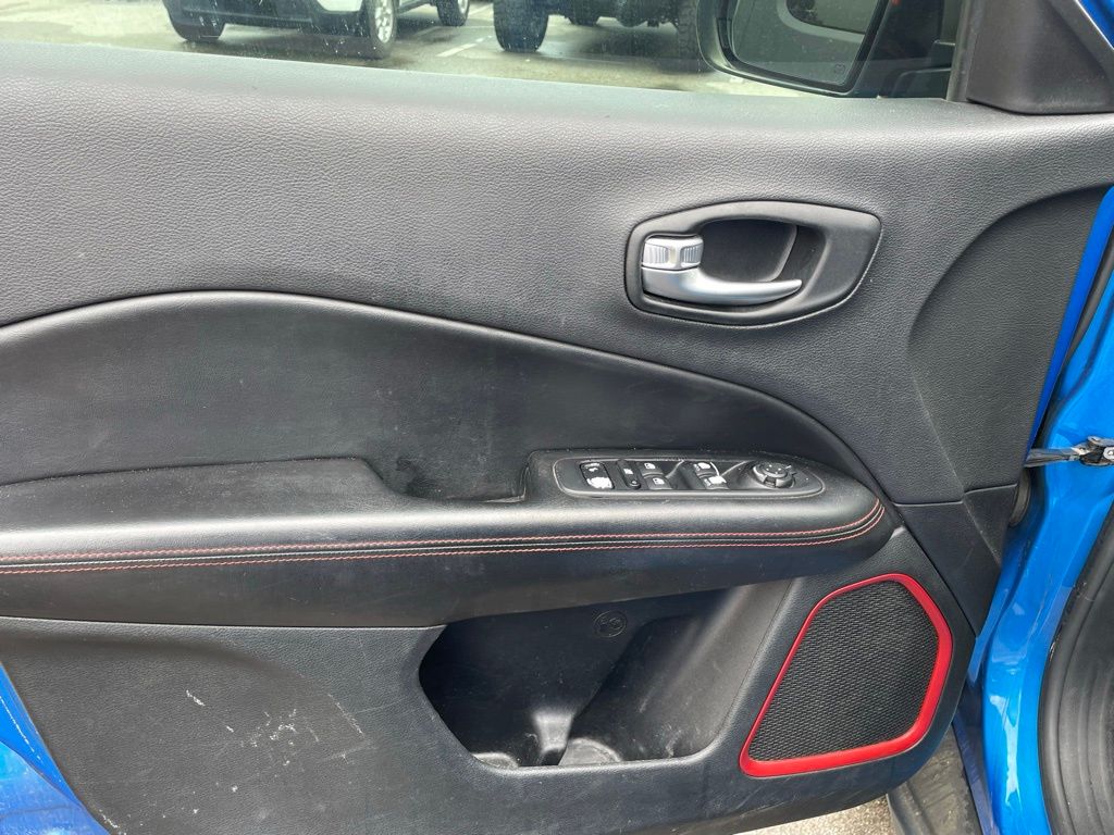 Vehicle image 8 of 22