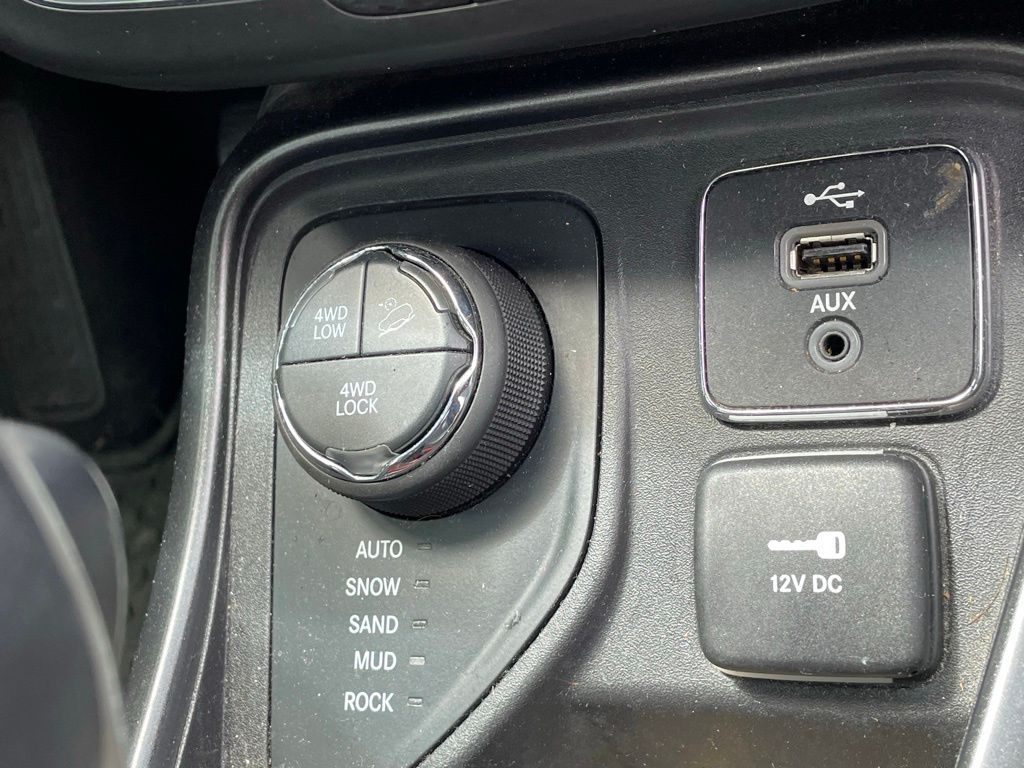 Vehicle image 18 of 22