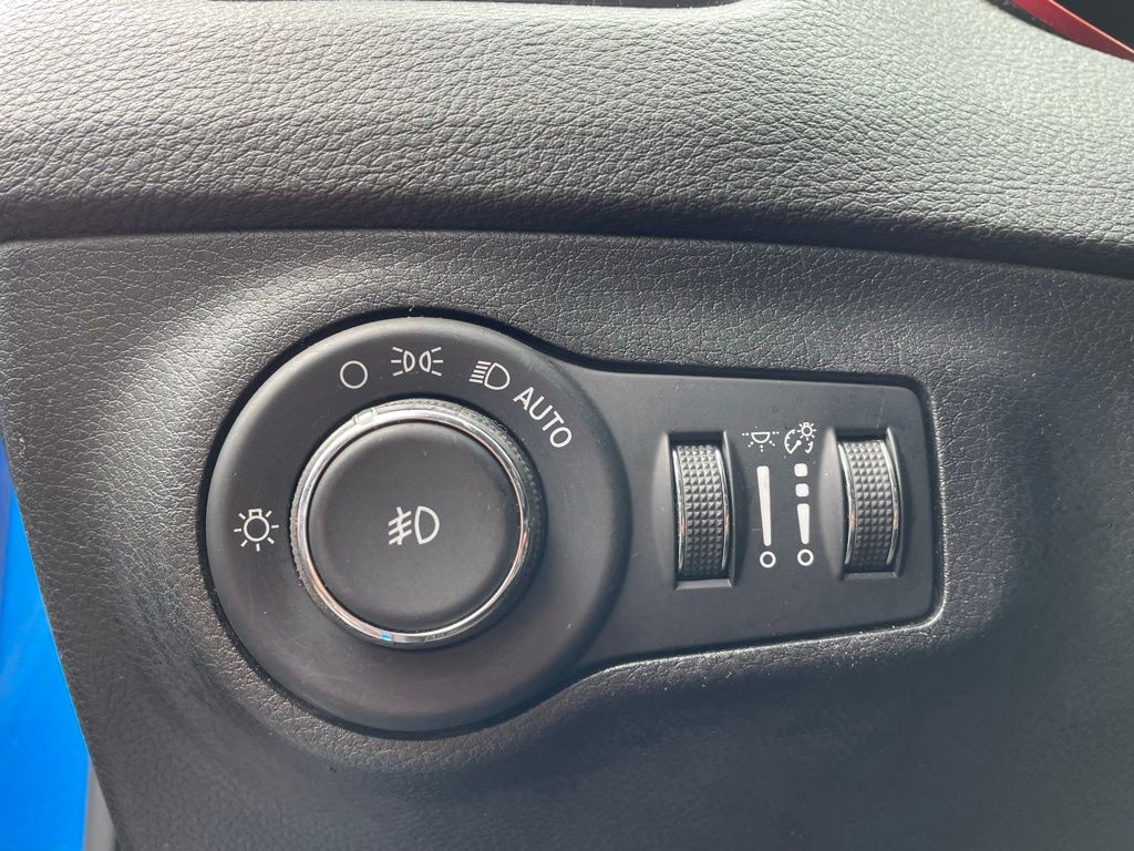 Vehicle image 10 of 22