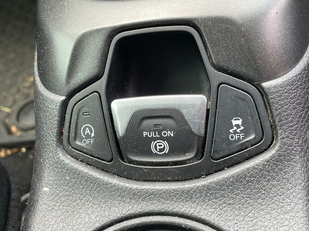 Vehicle image 17 of 22
