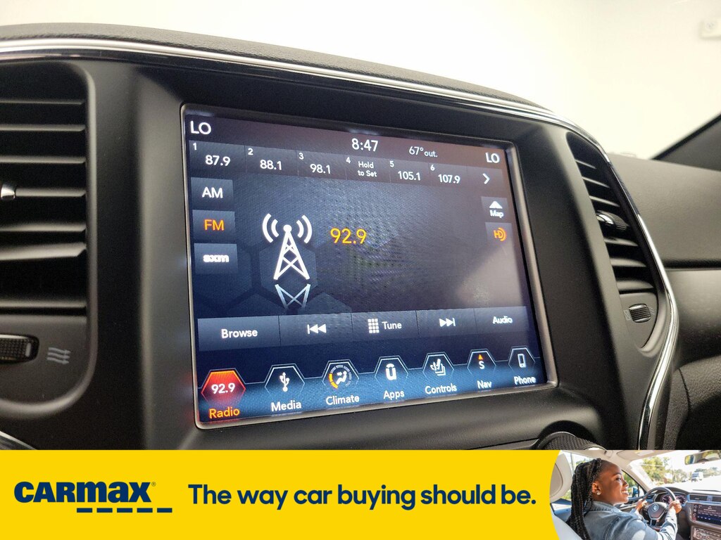 Vehicle image 21 of 28