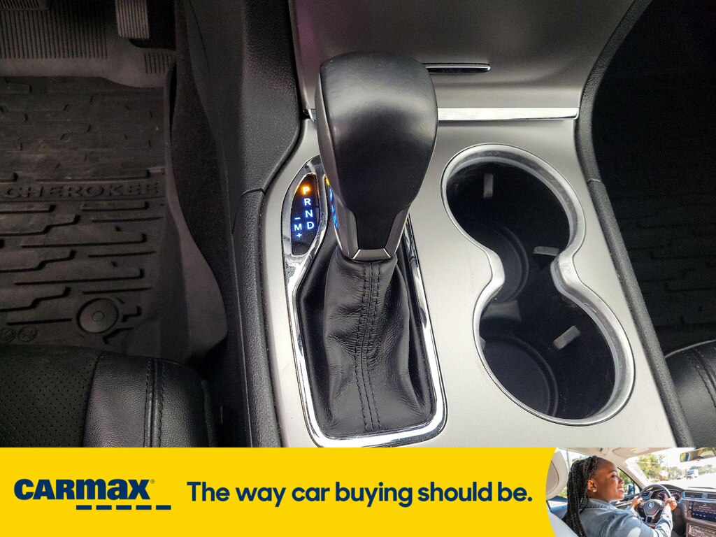 Vehicle image 23 of 28