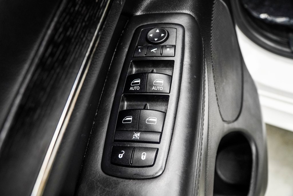 Vehicle image 32 of 39