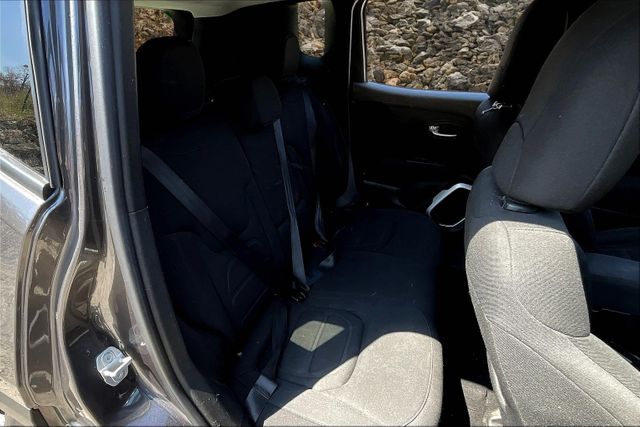 Vehicle image 25 of 32