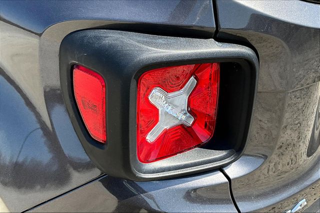 Vehicle image 28 of 32