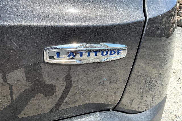 Vehicle image 10 of 32