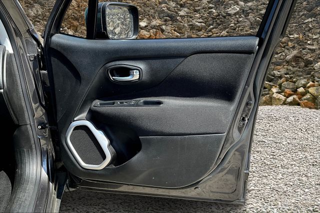 Vehicle image 22 of 32