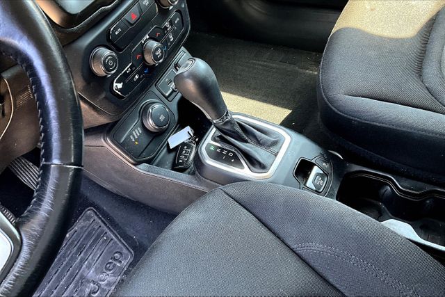 Vehicle image 14 of 32