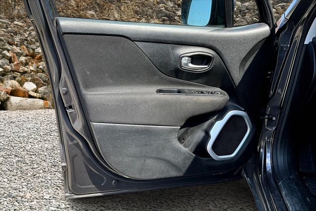 Vehicle image 21 of 32