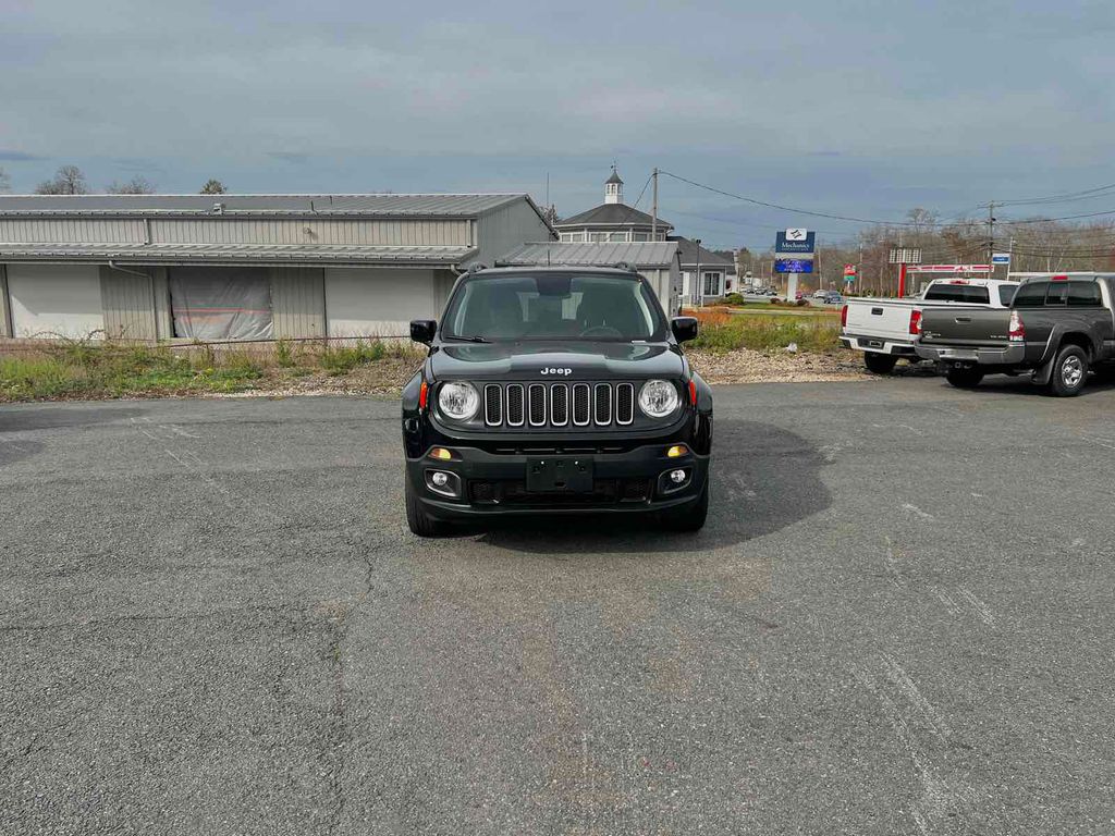 2018 Jeep Renegade Latitude Image 2 of 32