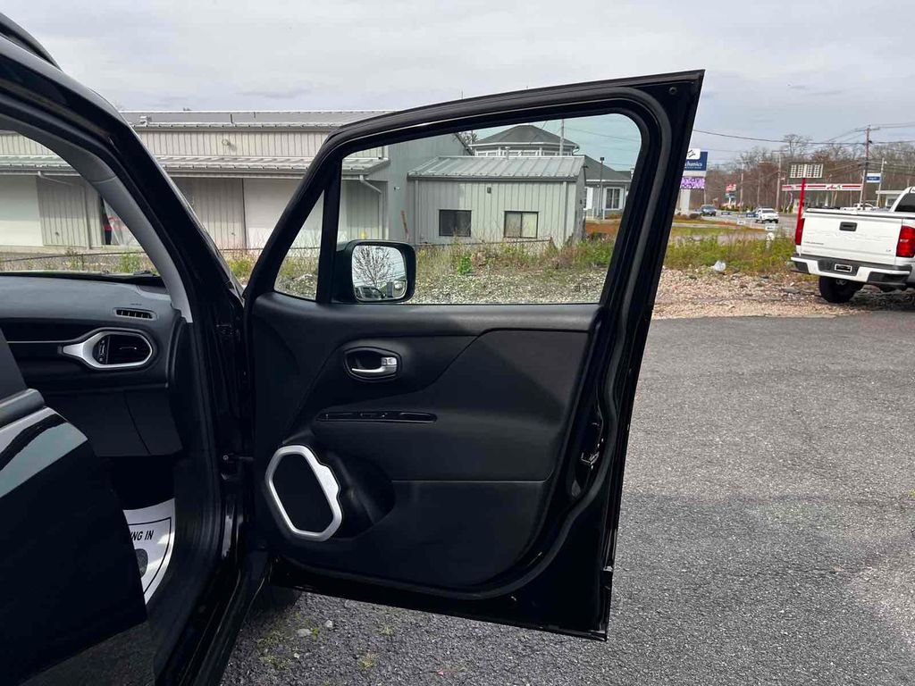 2018 Jeep Renegade Latitude Image 21 of 32