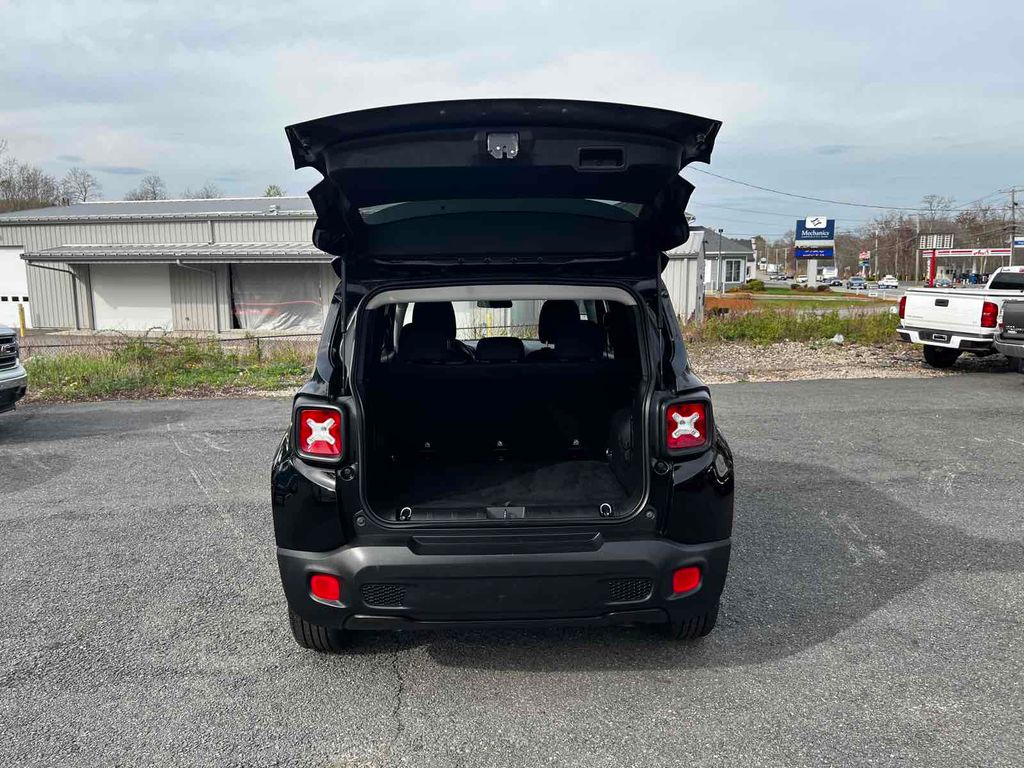 2018 Jeep Renegade Latitude Image 11 of 32