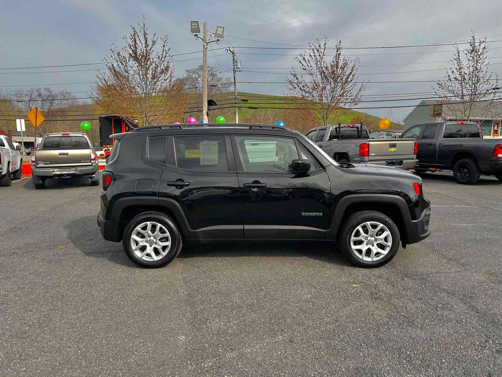2018 Jeep Renegade Latitude Image 4 of 32