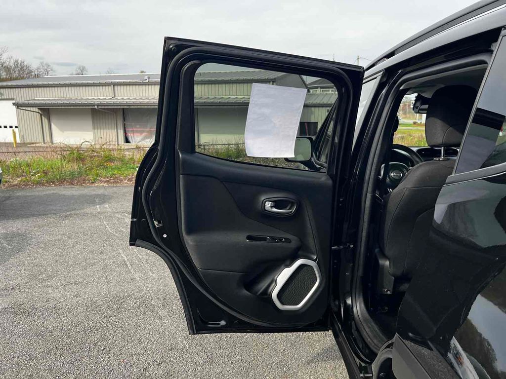 2018 Jeep Renegade Latitude Image 30 of 32