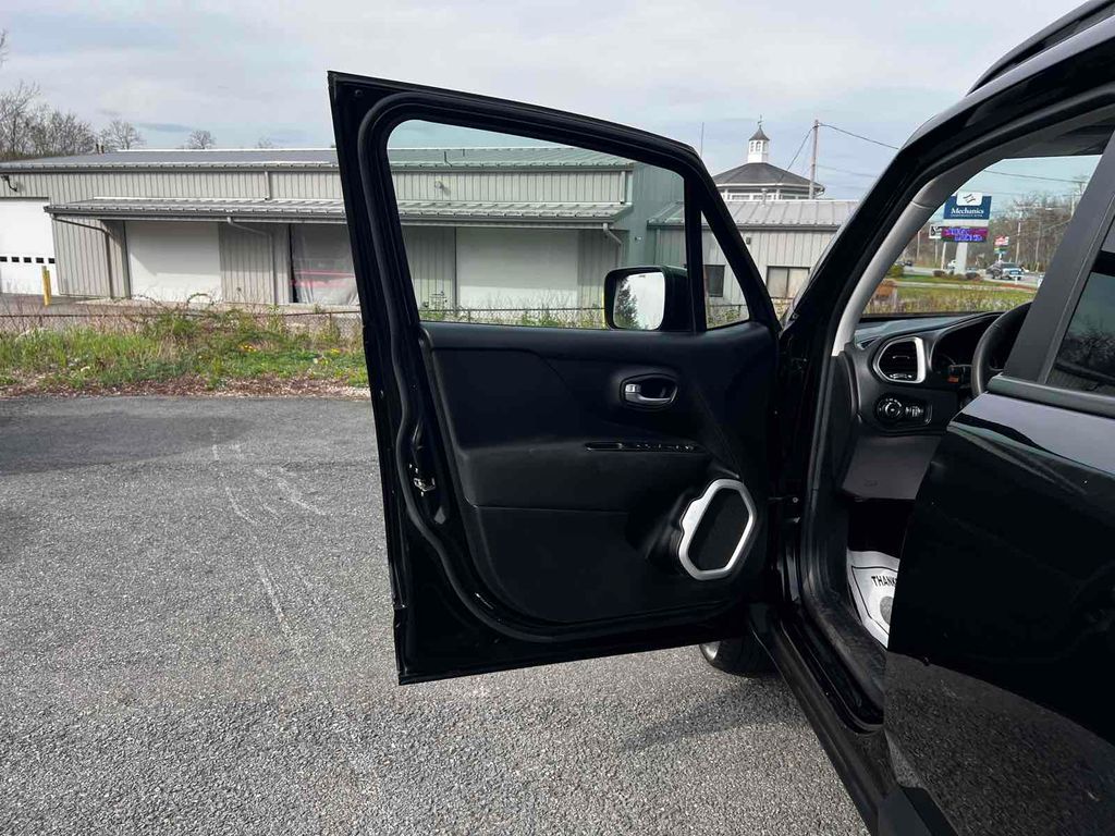 2018 Jeep Renegade Latitude Image 19 of 32