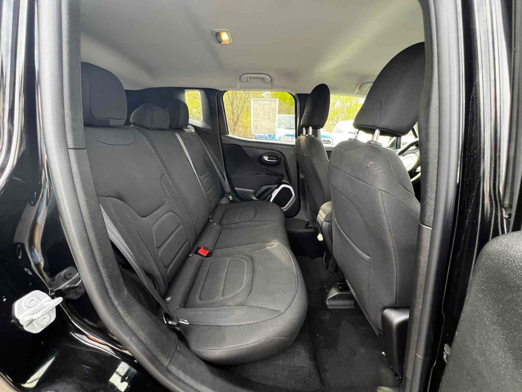 2018 Jeep Renegade Latitude Image 12 of 32