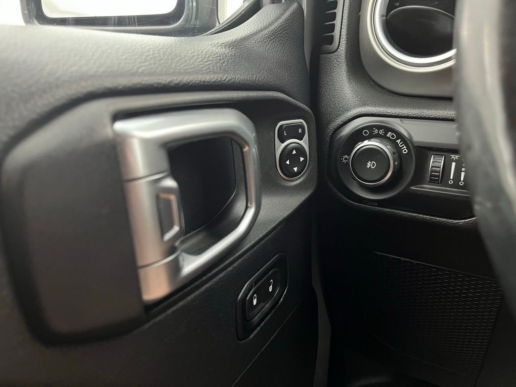 2018 Jeep Wrangler Unlimited Sahara Image 32 of 37