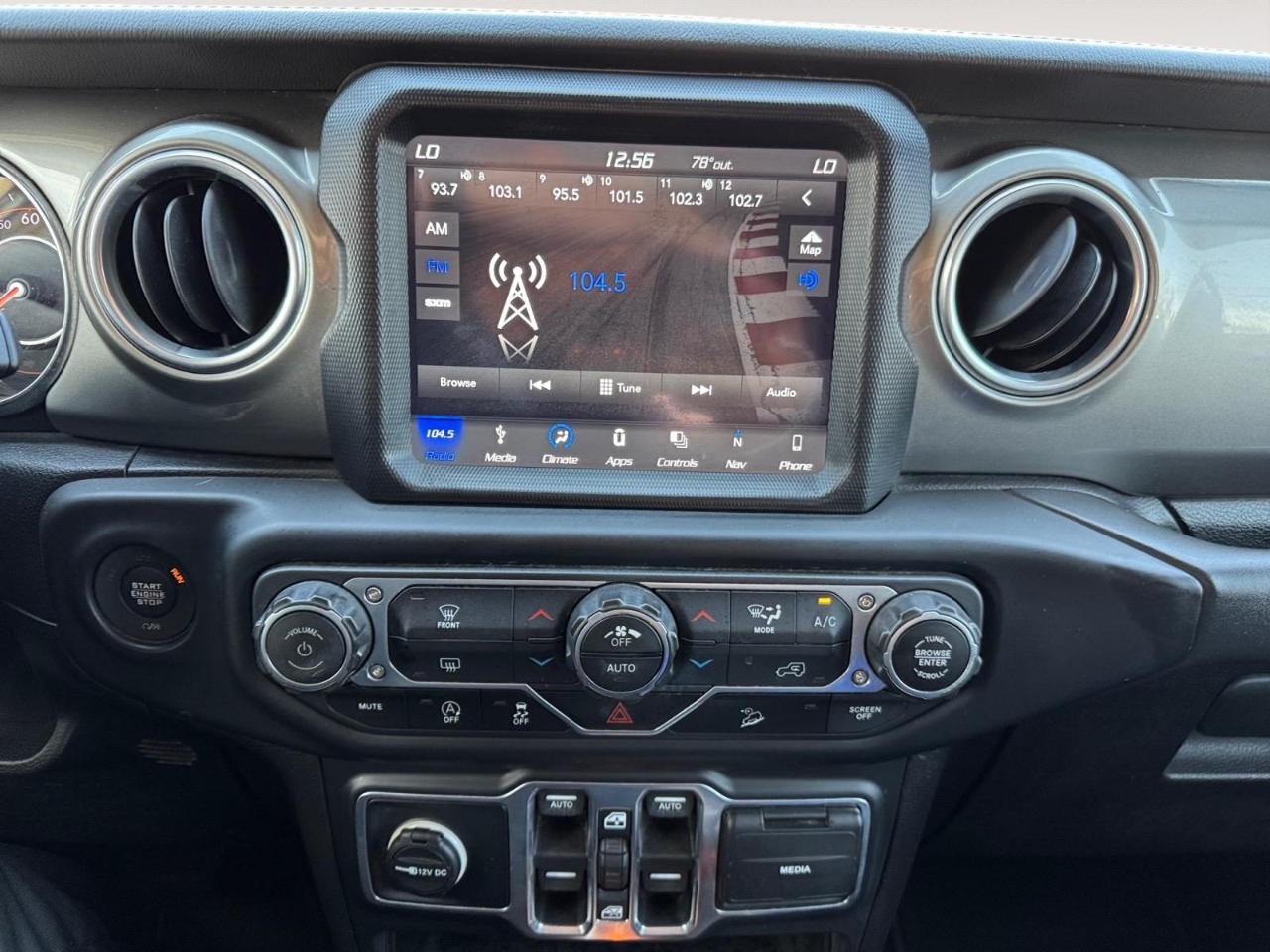 Vehicle image 21 of 28