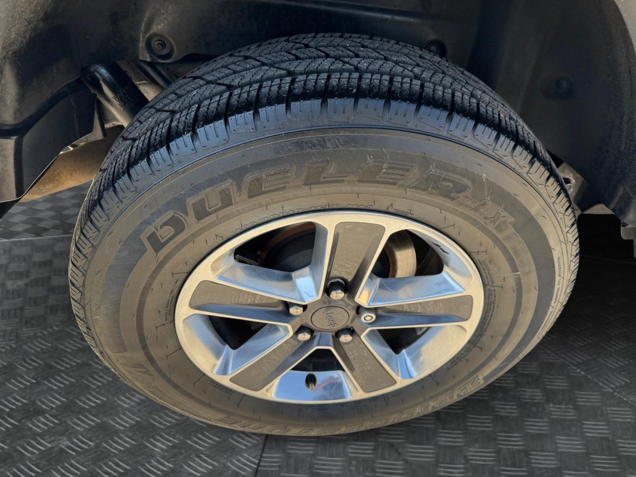 Vehicle image 14 of 28