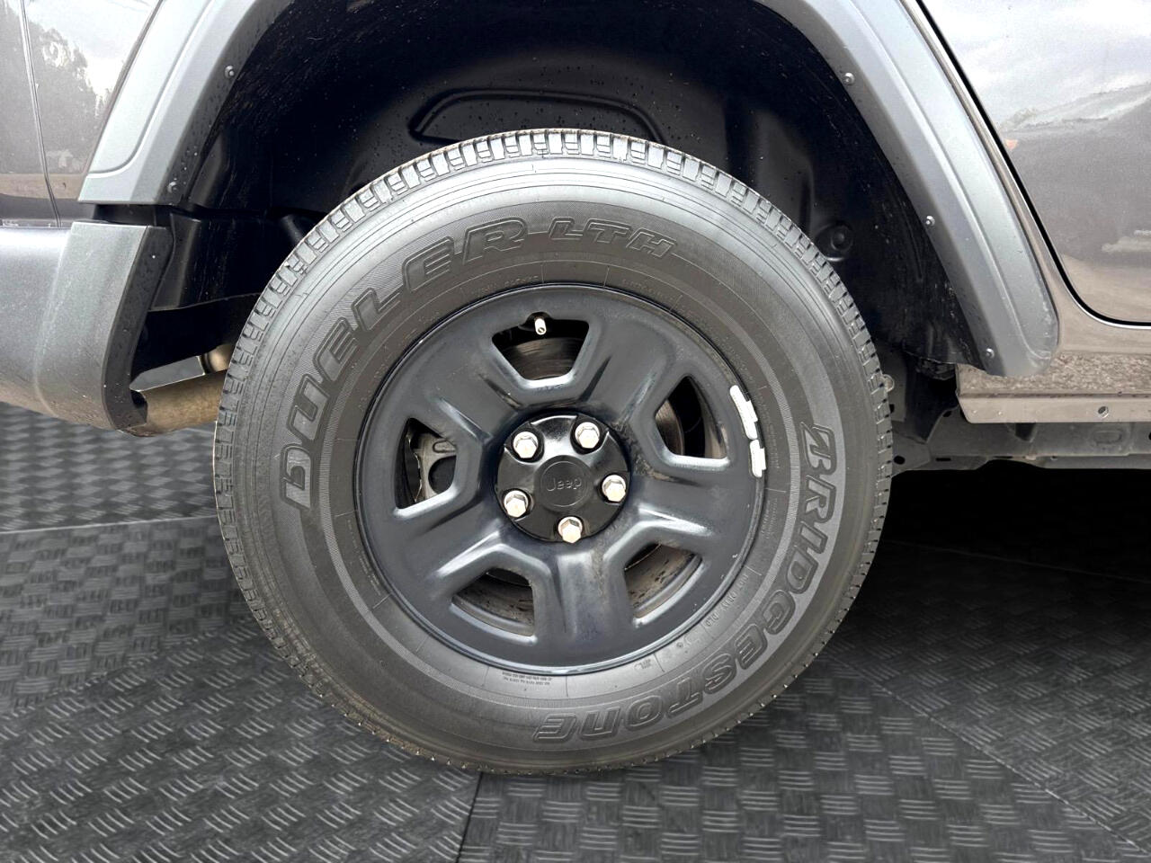 Vehicle image 14 of 27