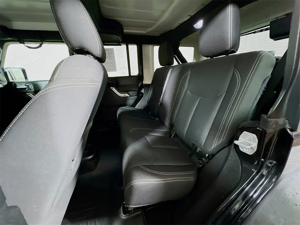 2018 Jeep Wrangler JK Unlimited Sahara Image 13 of 33