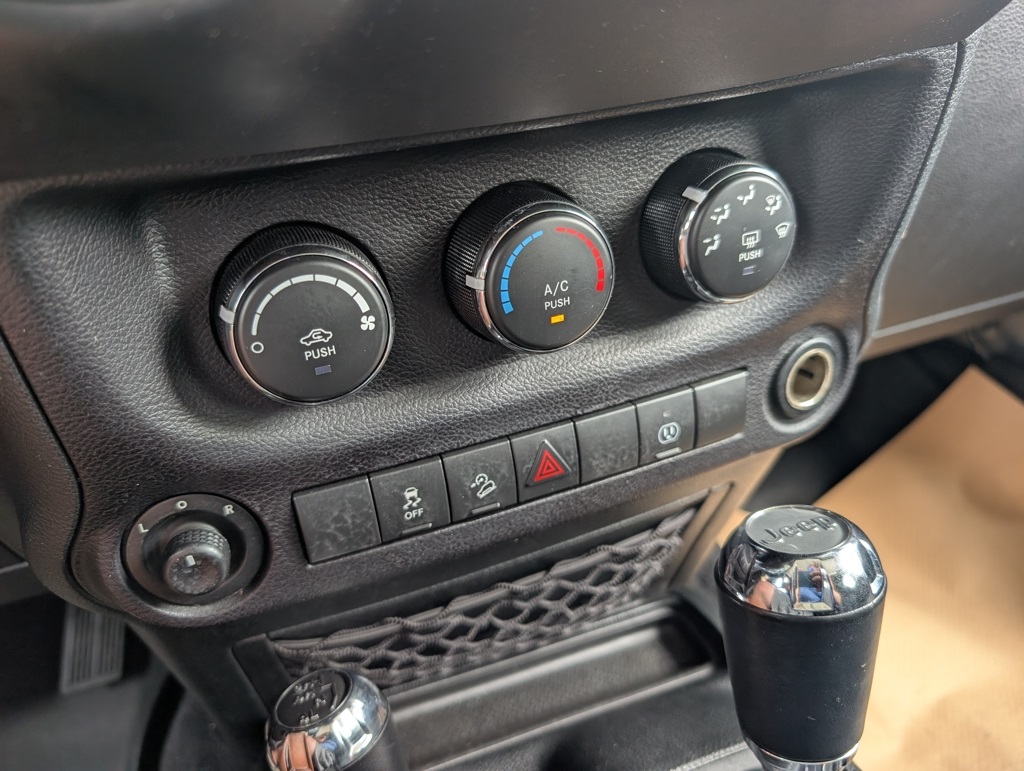 2018 Jeep Wrangler JK Unlimited Sahara Image 26 of 37