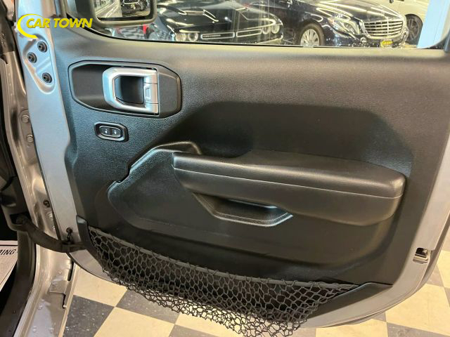 Vehicle image 32 of 41