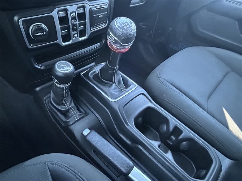Vehicle image 17 of 21