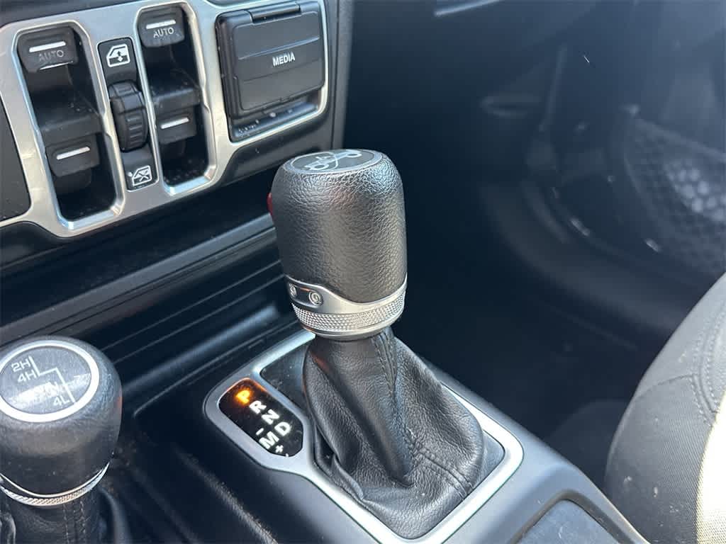 Vehicle image 18 of 21