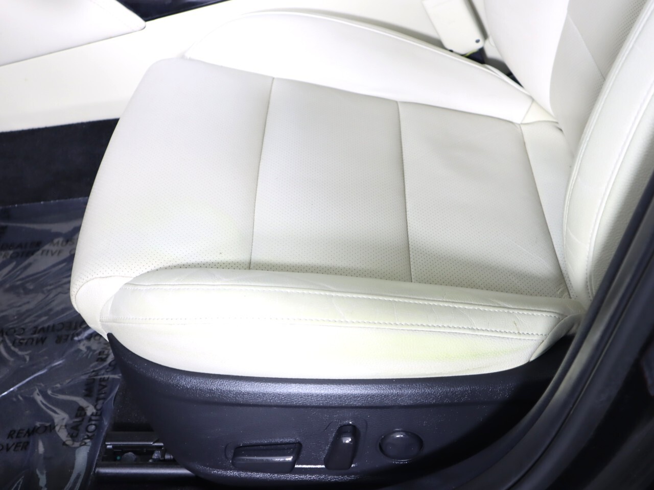 Vehicle image 33 of 47