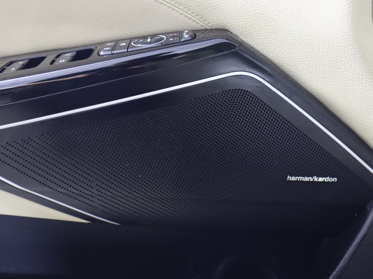 Vehicle image 31 of 47