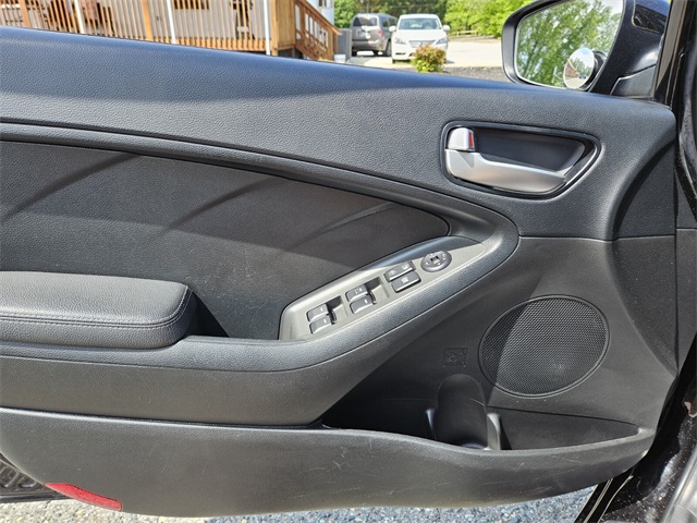 Vehicle image 28 of 30