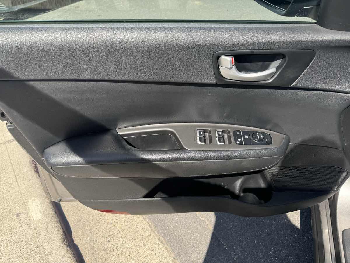 Vehicle image 12 of 15