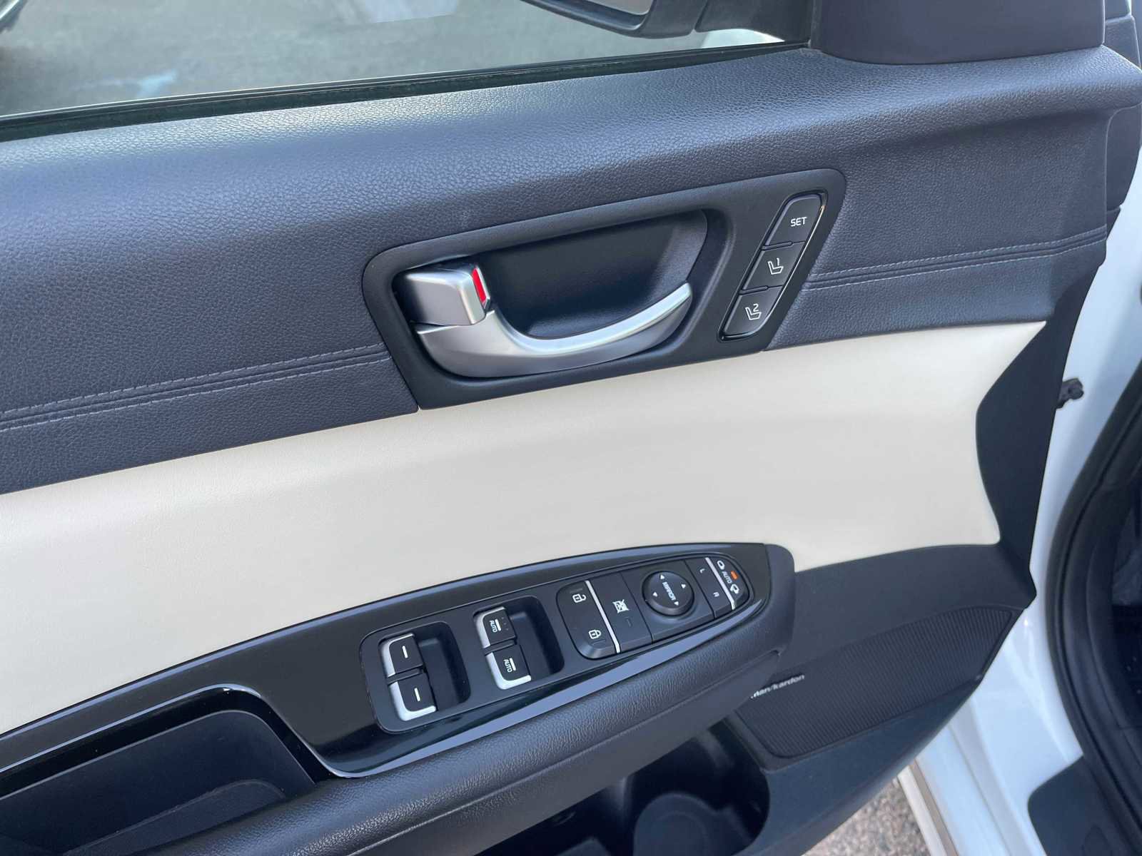 Vehicle image 17 of 28
