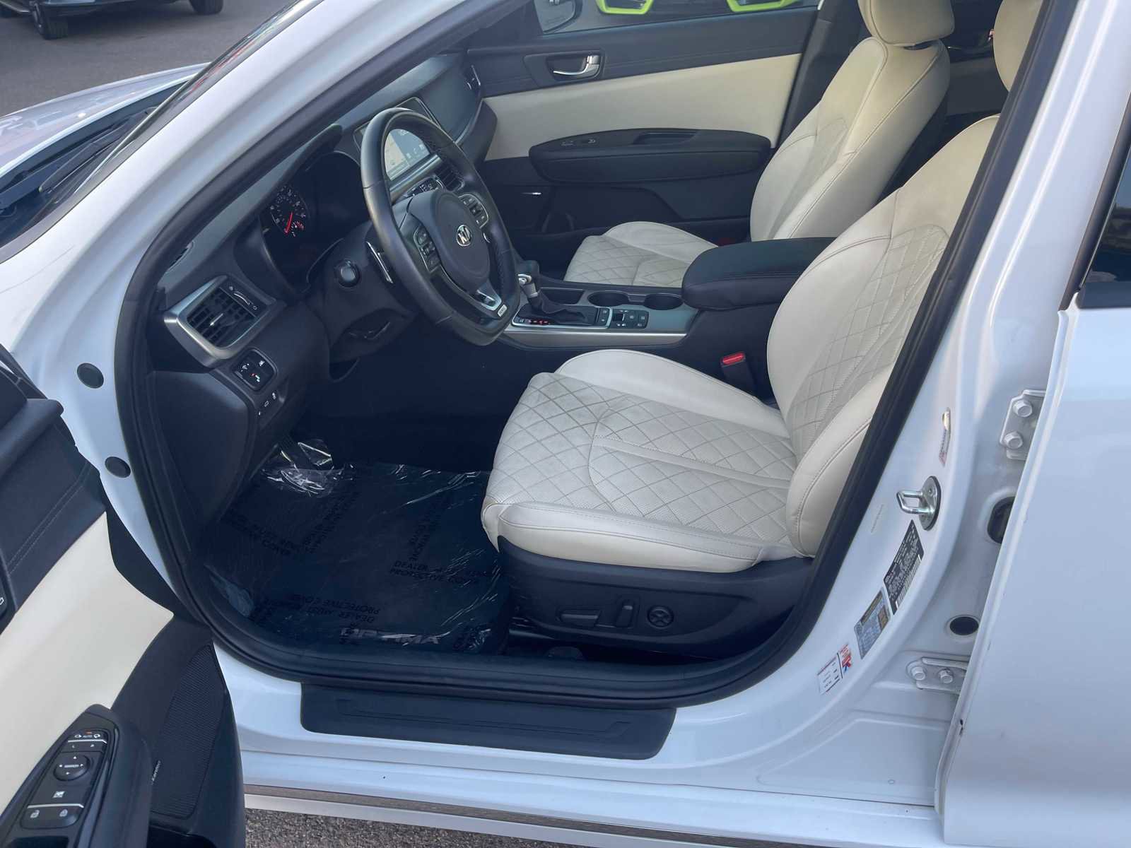 Vehicle image 16 of 28