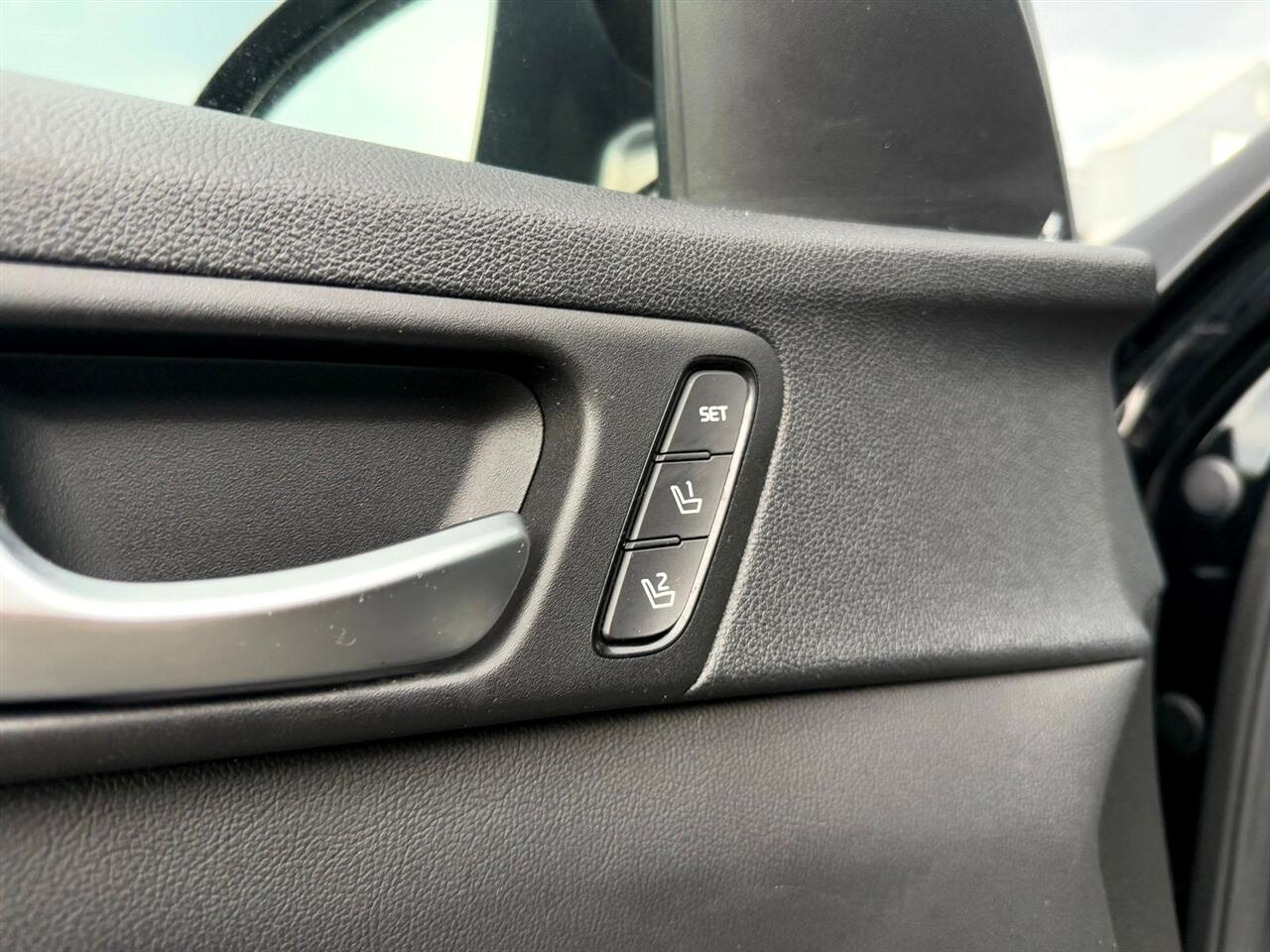 Vehicle image 33 of 45