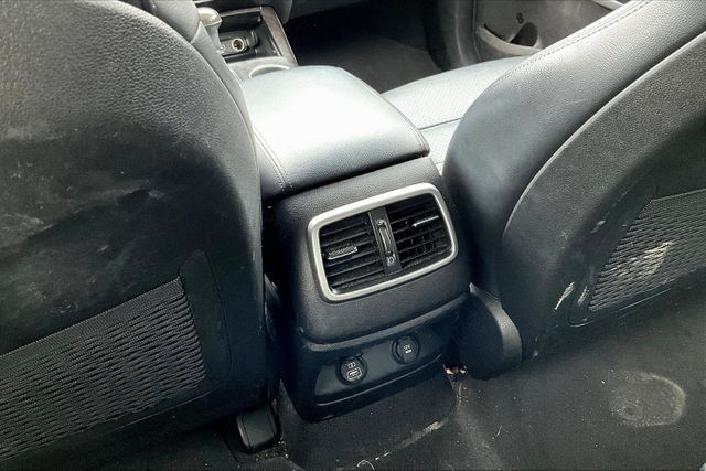 Vehicle image 33 of 34