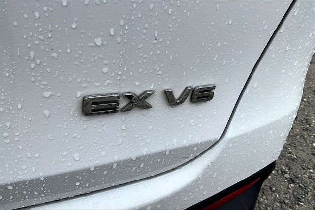 Vehicle image 10 of 34