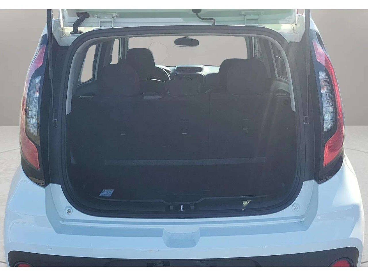 Vehicle image 13 of 19