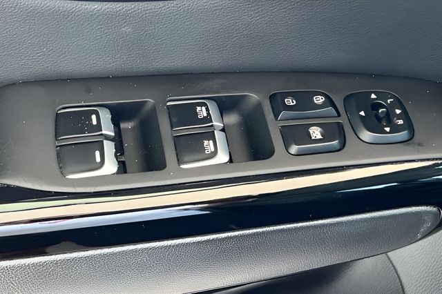 Vehicle image 27 of 36